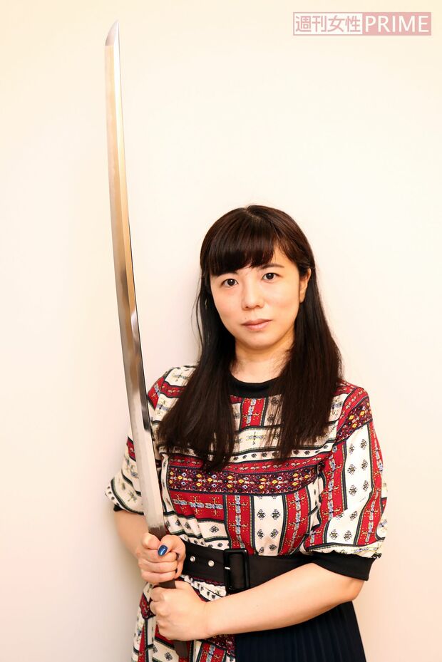 日本刀の重さは1キロ弱。腕がプルプル……※学芸員立ち会いのもと特別な許可を得て手に取って鑑賞しています　撮影／坂本利幸