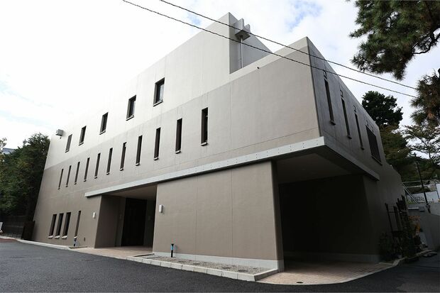 小さい窓が特徴的な秋篠宮家の『御仮寓所』。私室部分の使われ方について宮内庁は公表していない