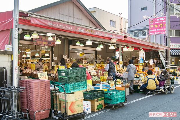 平日の午後からにぎわいを見せるアキダイ関町本店　撮影／齋藤周造