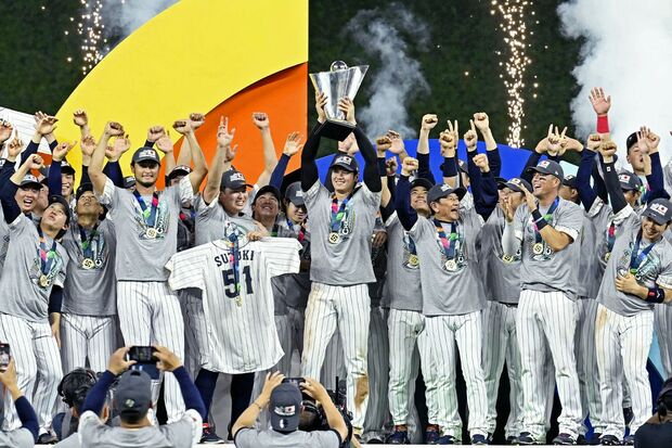 '23年に世界一に輝いた日本代表。中央でトロフィーを掲げる大谷翔平（共同通信社）