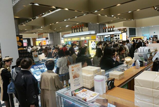 1階・地下1階の2フロアからなる大丸東京店の食品街。旅行客や近隣で働いている人など幅広い客層で連日、大にぎわい