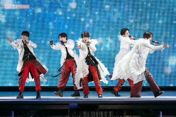 ACEes　終始王道アイドルのきらめきを放っていたACEes。最後の挨拶で深田竜生が「夢を夢で終わらせる気はありません。僕たちを信じて、これからもついてきてください」と述べると、「深田よく頑張った!」とねぎらう浮所。仲良しなやりとりに会場はほっこり　撮影／斎藤周造