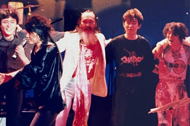 ‘89年、総勢50人以上でジャニーズでの被害を訴えた『WeAreTheJohnnys』というイベントでの1枚。左から元『ジューク・ボックス』やなせかおるさん、『フォーリーブス』故・北公次さん、初代『ジャニーズ』中谷良さん、平本淳也さん