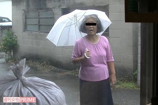 山田容疑者は雨の日も傘をさし、嫌がらせ行為に精を出す……