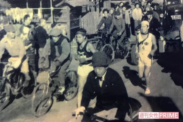 前を走る選手を抜いた直後の夏苅さん。沿道の応援を一身に浴びた