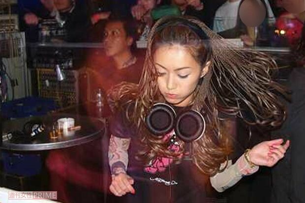 DJプレイを披露する“トランスのりピー”。後ろの男性は元夫