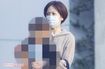 ２歳の長男を抱きかかえながら歩く前田敦子。園に預けた後、保育士や園児たちに会釈も