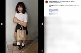 ミニ丈のボトムスにルーズソックス、白い無地のTシャツ姿を披露した長谷川京子（本人のインスタグラムより）