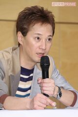 ジャニーさんの遺骨が入った小瓶をテーブルに置く中居正広 ('20年2月)