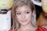 ローラ、梅干し作りの様子を公開するも「意味ある?」もはやおなじみの“謎ファッション”に集まる苦言