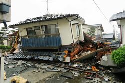 熊本地震では1階が崩壊した家屋が多く新耐震基準を満たした2000年以降の建物の倒壊も（山村さん撮影）