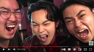 マダムタッソーにいる兄の人形とコラボした次男と三男（YouTubeより）