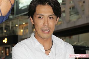 2022年路上ライブ中、週刊女性の直撃取材に応じる清水良太郎さん