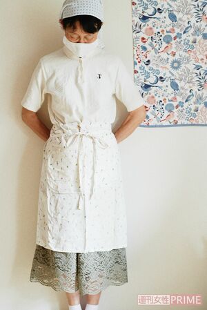 仕事先での清潔感あふれる掃除の身支度。頭に巻く手ぬぐいは夏場、ハチマキにして汗止めに　撮影／林ひろし