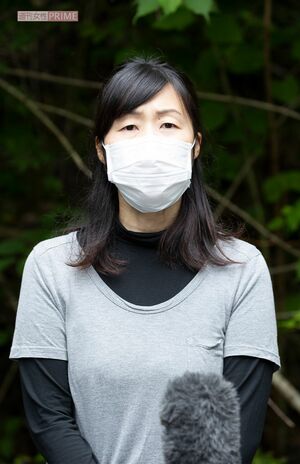 報道陣に対応する小倉とも子さん