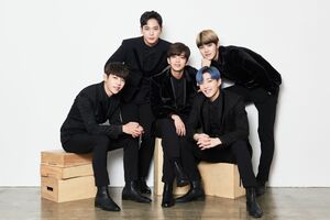 （左から）デヒョン（23）、ヒムチャン（26）、ヨンジェ（22）、ジョンアプ（21）、ZELO（20）…年齢は2016年12月1日現在