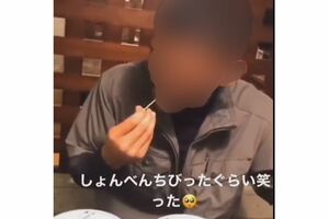 つまようじで歯を掃除する男性客（SNSより）