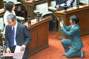 入れ替わって写真撮影をする向山淳氏（左）と福田かおる氏