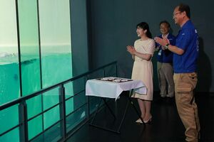 8月1日、鳥羽水族館を訪問された愛子さま。ラッコのメイの“イカミミジャンプ”に拍手される場面も
