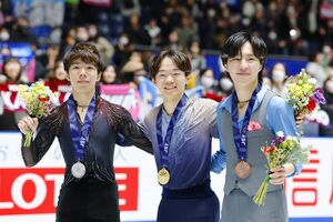 左から佐藤駿、鍵山優真、三浦佳生。2025年全日本選手権でメダルを獲得した仲よし3人が五輪に出場(写真:共同通信社)