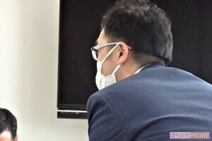 6月10日、議会でビラについて問い詰められる市長