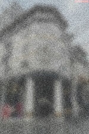 若い女性の飛び降りや自殺が相次いでいるあるビル。現在、屋上へは上れないようになっている