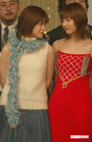 リハーサルで見つめ合う松浦亜弥と藤本美貴('02年『紅白歌合戦』)