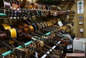 完成したギターは、クラシック音楽が流れるこの保管室に。種類の多さに驚かされる