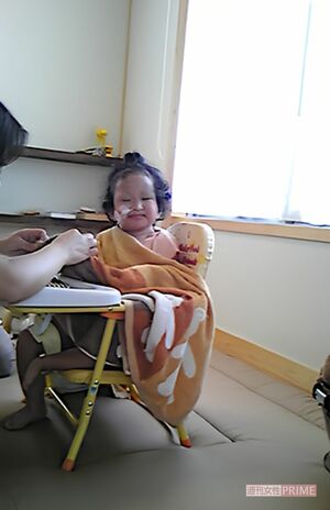 3歳のころ。入退院の合間に発達の訓練に通っていた。音の出る教材に耳を傾けている様子　　撮影／山崎理恵さん