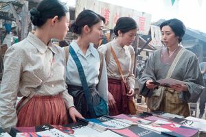 闇市のシーンはスタジオに街を作って撮影　（C）NHK