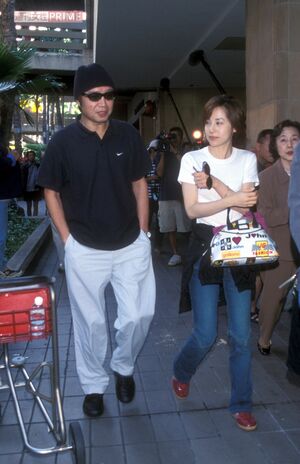 妻の森下愛子とは毎年の正月にハワイ旅行を楽しんだ吉田拓郎（2002年）