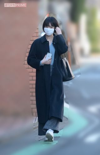 2020年12月、事務所に通勤する唐田えりかをキャッチ