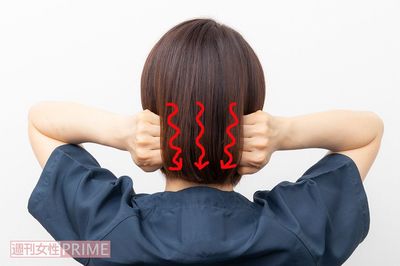 【STEP3】(2)位置を変えながら1ラインに10秒かけて上から下に動かす。頭と首の境は特にこりやすい場所なので丁寧に行う