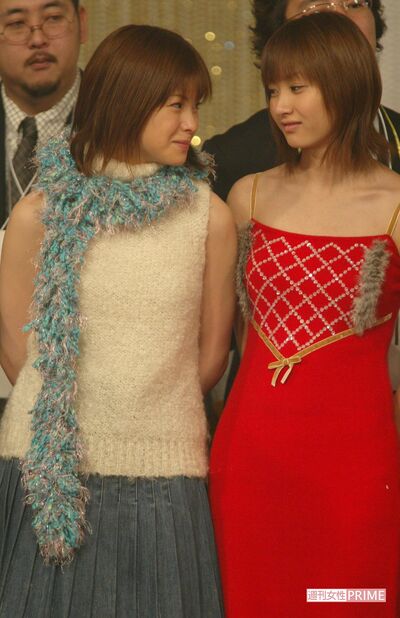 リハーサルで見つめ合う松浦亜弥と藤本美貴（'02年『紅白歌合戦』）