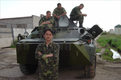 ロシアでは特殊部隊（スペツナズ）での訓練にも参加。“ほっぺたに鉄串を刺す”などの過酷な訓練も目の当たりに