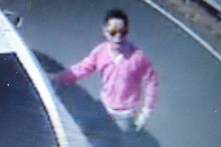 バスの運転手にドヤる容疑者（バス会社提供）