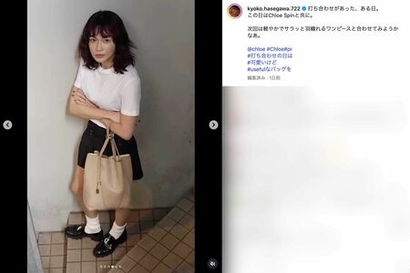 ミニ丈のボトムスにルーズソックス、白い無地のTシャツ姿を披露した長谷川京子（本人のインスタグラムより）