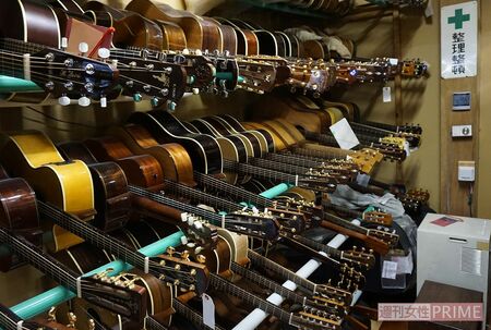 完成したギターは、クラシック音楽が流れるこの保管室に。種類の多さに驚かされる