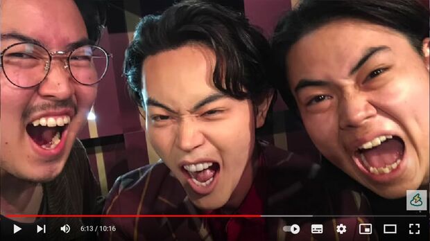 マダムタッソーにいる兄の人形とコラボした次男と三男（YouTubeより）