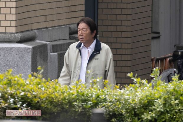 ドラマ『ケイジとケンジ』のロケに臨む古田新太。劇中では桐谷健太の上司役を務めている