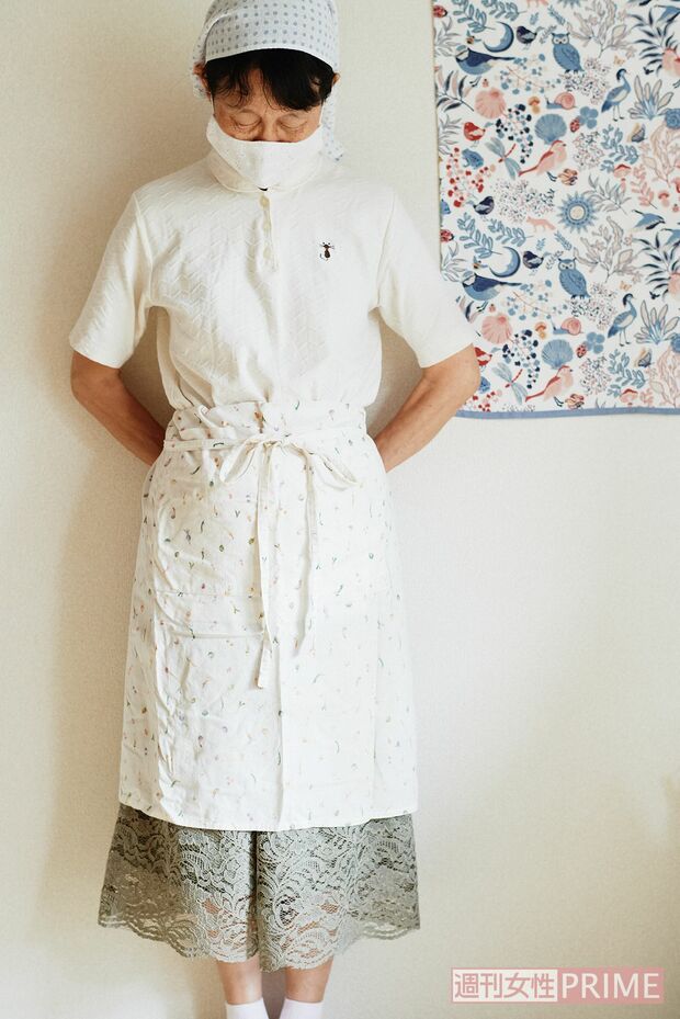 仕事先での清潔感あふれる掃除の身支度。頭に巻く手ぬぐいは夏場、ハチマキにして汗止めに　撮影／林ひろし