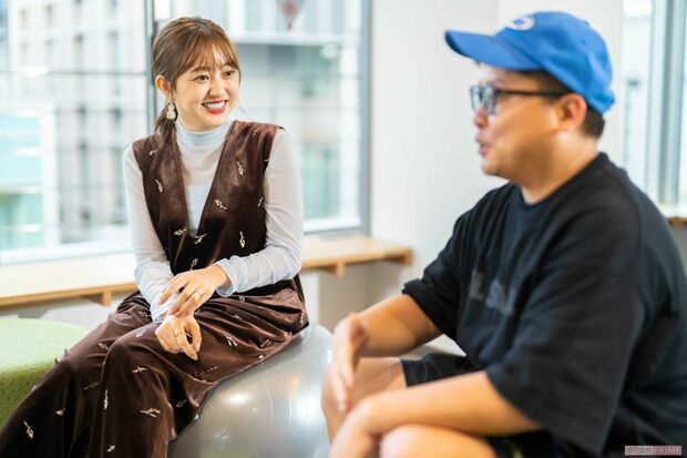 放送作家・澤井直人(右)と菊地亜美 撮影/佐藤靖彦