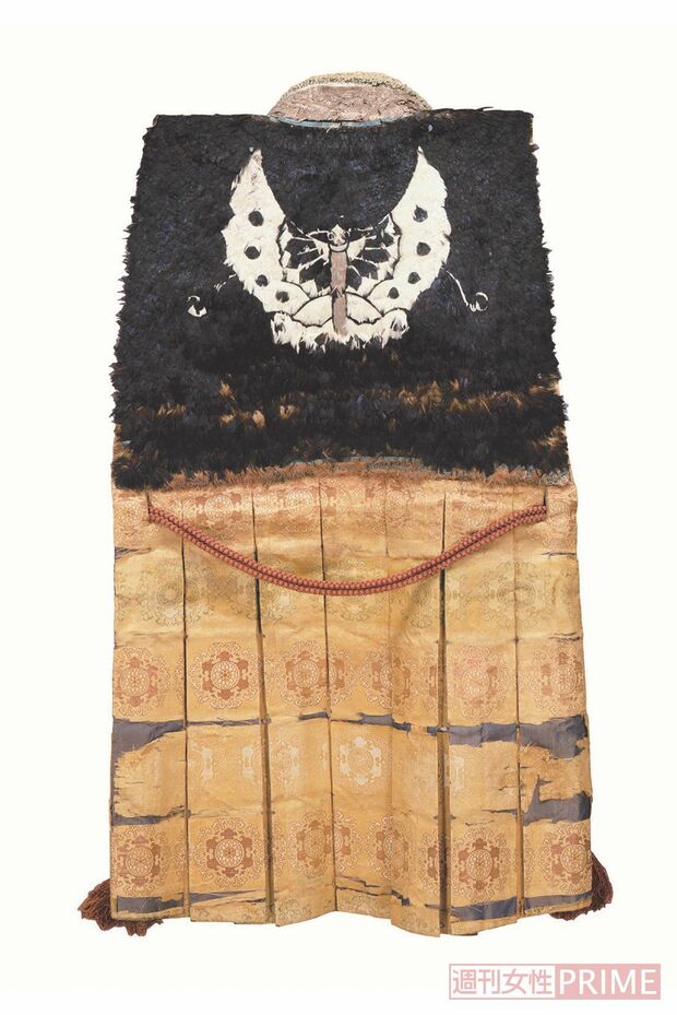 陣羽織 黒鳥毛揚羽蝶模様 織田信長所用（安土桃山時代・16世紀　東京国立博物館蔵）／信長が着用したとされる陣羽織。腰から上の部分は山鳥の毛で覆われ、背中には家紋とされる揚羽蝶の模様。外国趣味だった信長の趣向により、衿や袖には南蛮風の襞が施されている