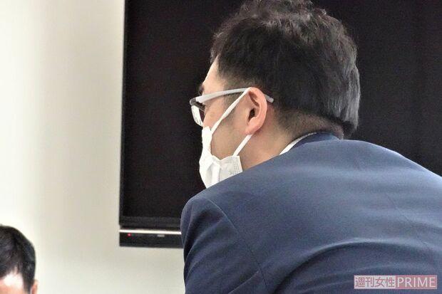 6月10日、議会でビラについて問い詰められる市長