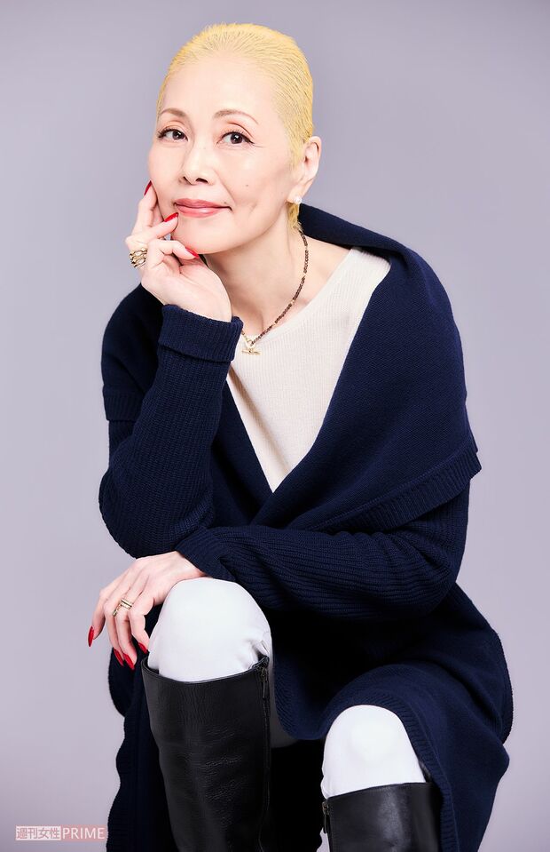 眞弓さんの激動の人生を振り返り、同じように病と闘う人や、人生に悩む人に前向きに生きるヒントを綴った著書『人生、あれかこれか』が発売中。1650円（税込み）　撮影／下村一喜