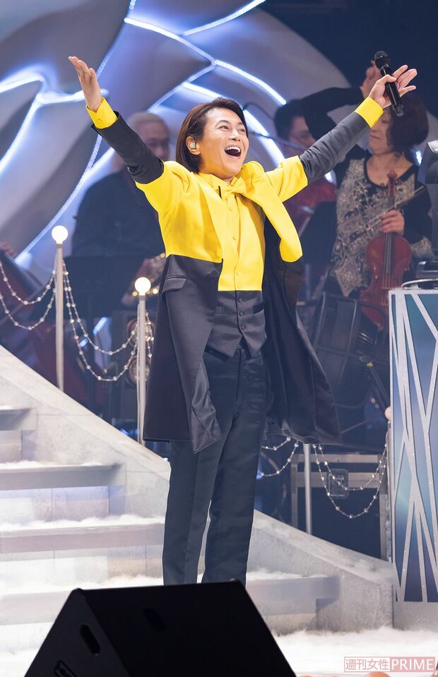 アンコールは黄×黒のロングジャケットで。「型にはまらず、自分の世界を広げ、楽しみながら歌っていきたいと思います!」　撮影／廣瀬靖士