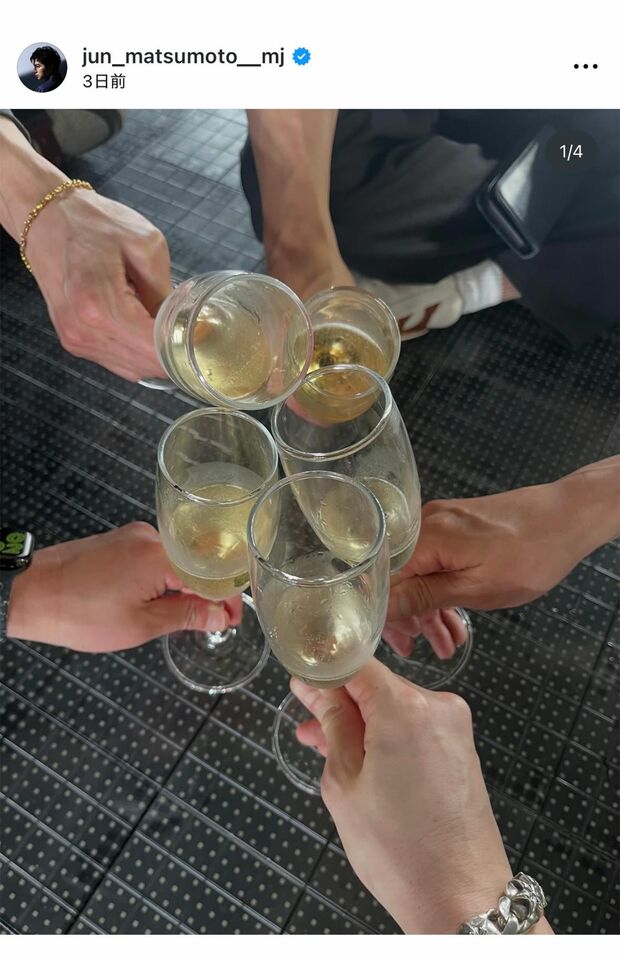 ラストライブ終演後、嵐とスタッフは祝杯を挙げた（松本潤の公式インスタグラムより）