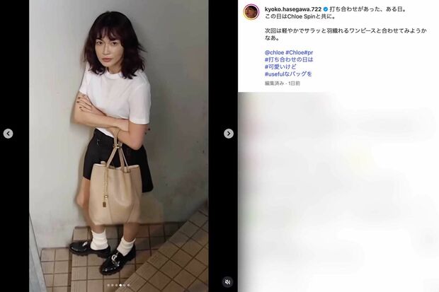 ミニ丈のボトムスにルーズソックス、白い無地のTシャツ姿を披露した長谷川京子(本人のインスタグラムより)