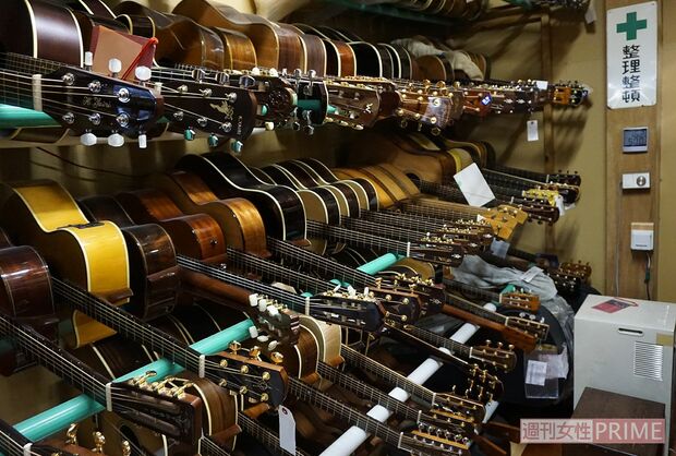 完成したギターは、クラシック音楽が流れるこの保管室に。種類の多さに驚かされる