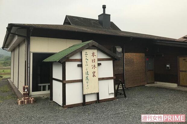 渡辺が経営する『喫茶ハレルヤ』。周囲ではウグイスの鳴き声が響いていた